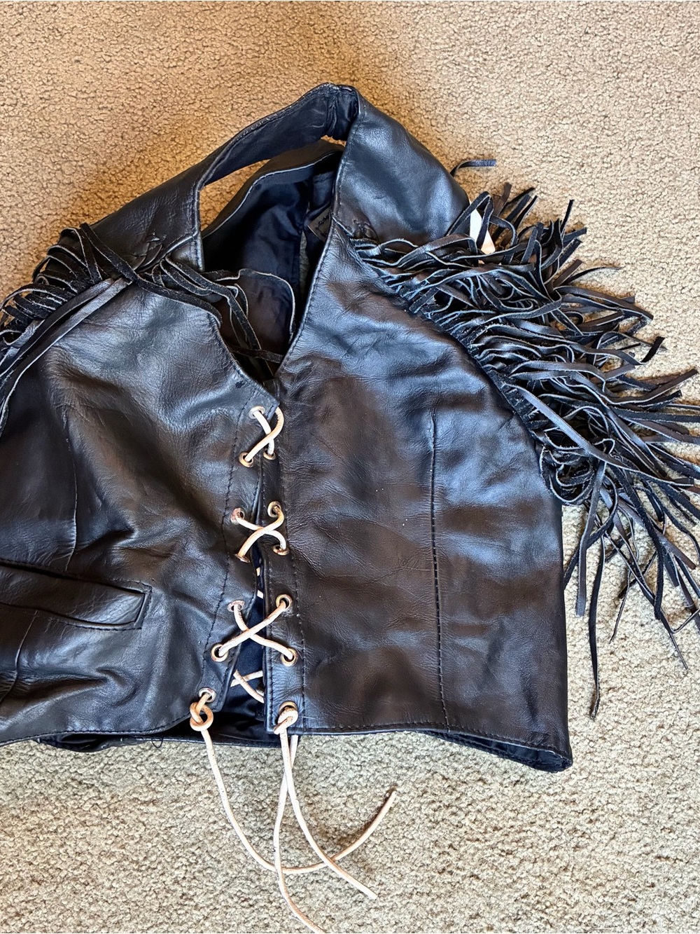 Women’s Unik Black Leather Fringe Biker Motorcycle Vest with White Wolf Moon - Picture 12 of 12